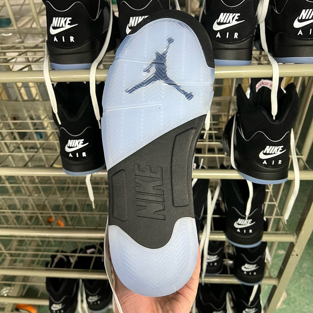 AJ5 Black Wings Jordan Pallet view 2