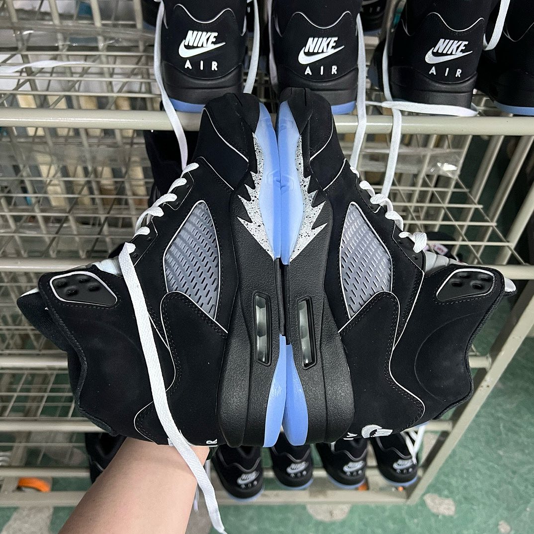 AJ5 Black Wings Jordan Pallet view 3