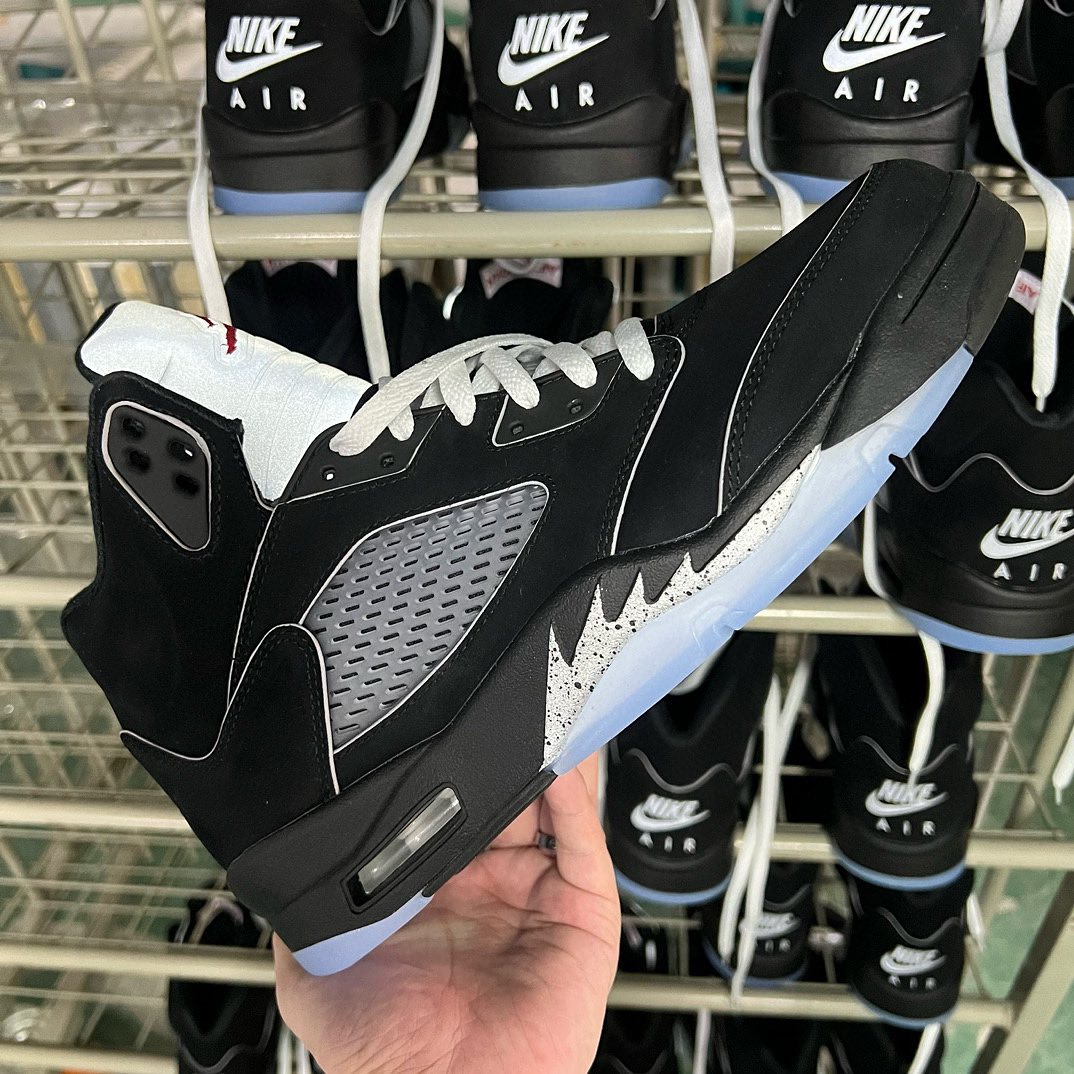 AJ5 Black Wings Jordan Pallet view 4