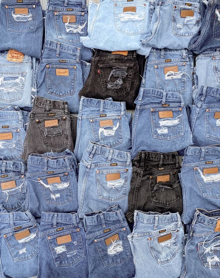 American Eagle Jeans Pallet – Wholesale Denim Jeans for Sale | 250 Authentic Pairs for Men & Women for $650 view 2