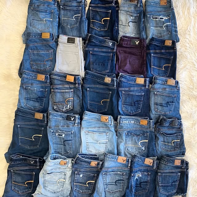 American Eagle Jeans Pallet – Wholesale Denim Jeans for Sale | 250 Authentic Pairs for Men & Women for $650 view 3