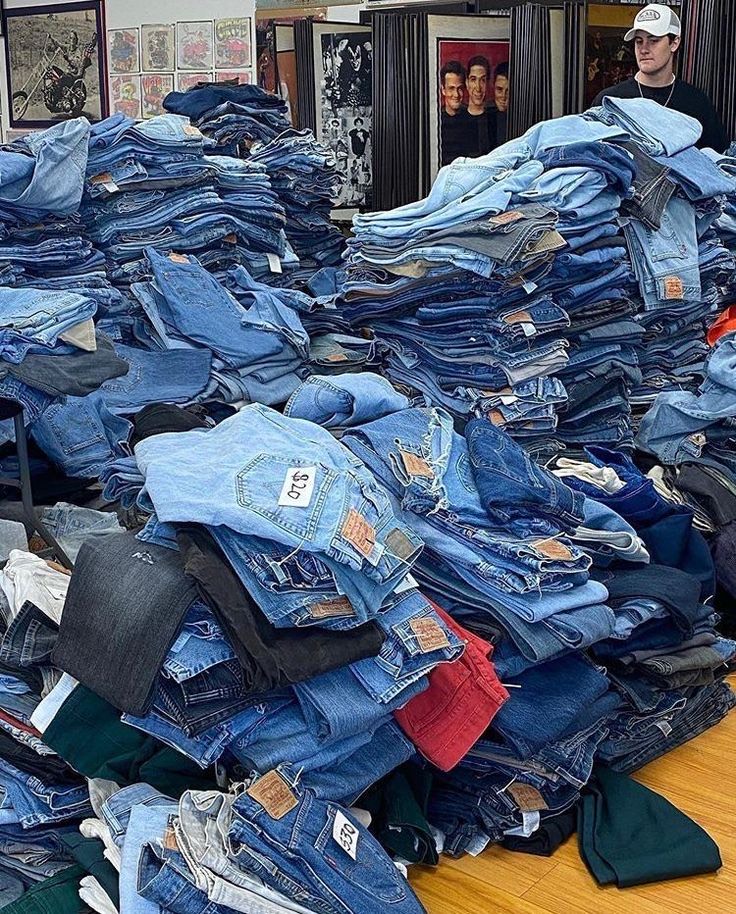 American Eagle Jeans Pallet – Wholesale Denim Jeans for Sale | 250 Authentic Pairs for Men & Women for $650 view 4