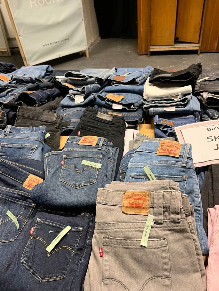 Levi's Wholesale Pallet – Bulk Denim Jeans for Sale | 200 Brand New Pairs of Levi's 501, 511, 505 & More for $850 view 4
