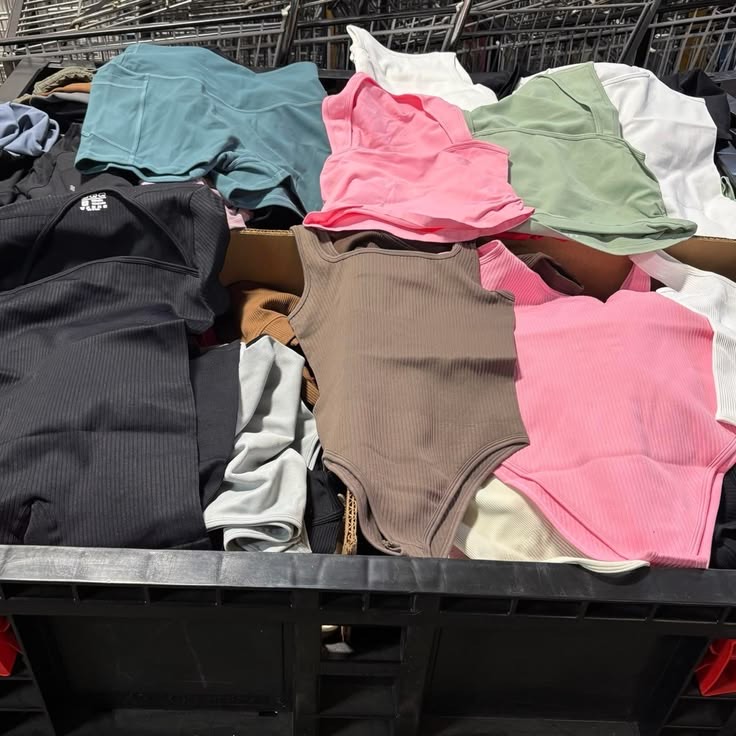 Lulus Women's Apparel Pallet view 4